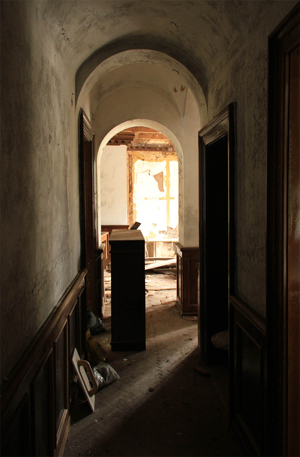 Nářadí v centrální chodbě prvního patra svědčí o pokusech o záchranu unikátní vily.