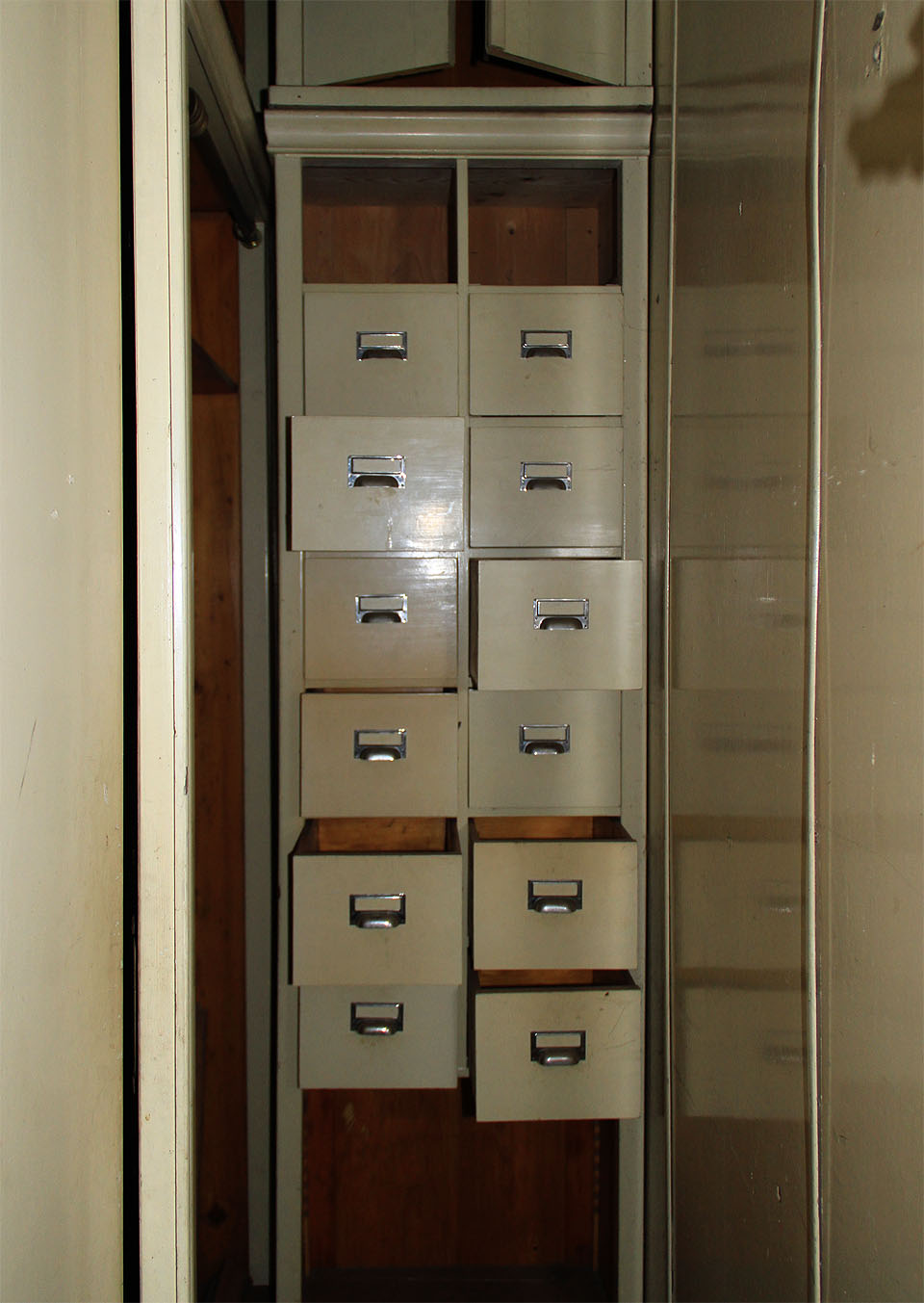 Prázdný sekretář nebo snad kartotéka. Co se v ní kdysi skrývalo?