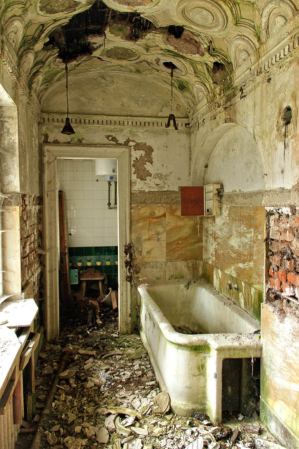 Dopřát si koupel v této vaně plné horké vody je snem každého milovníka urbexu. Vana ani obložení z okrasného kamene nejsou prakticky poškozeny, stačilo by jen najít špunt.