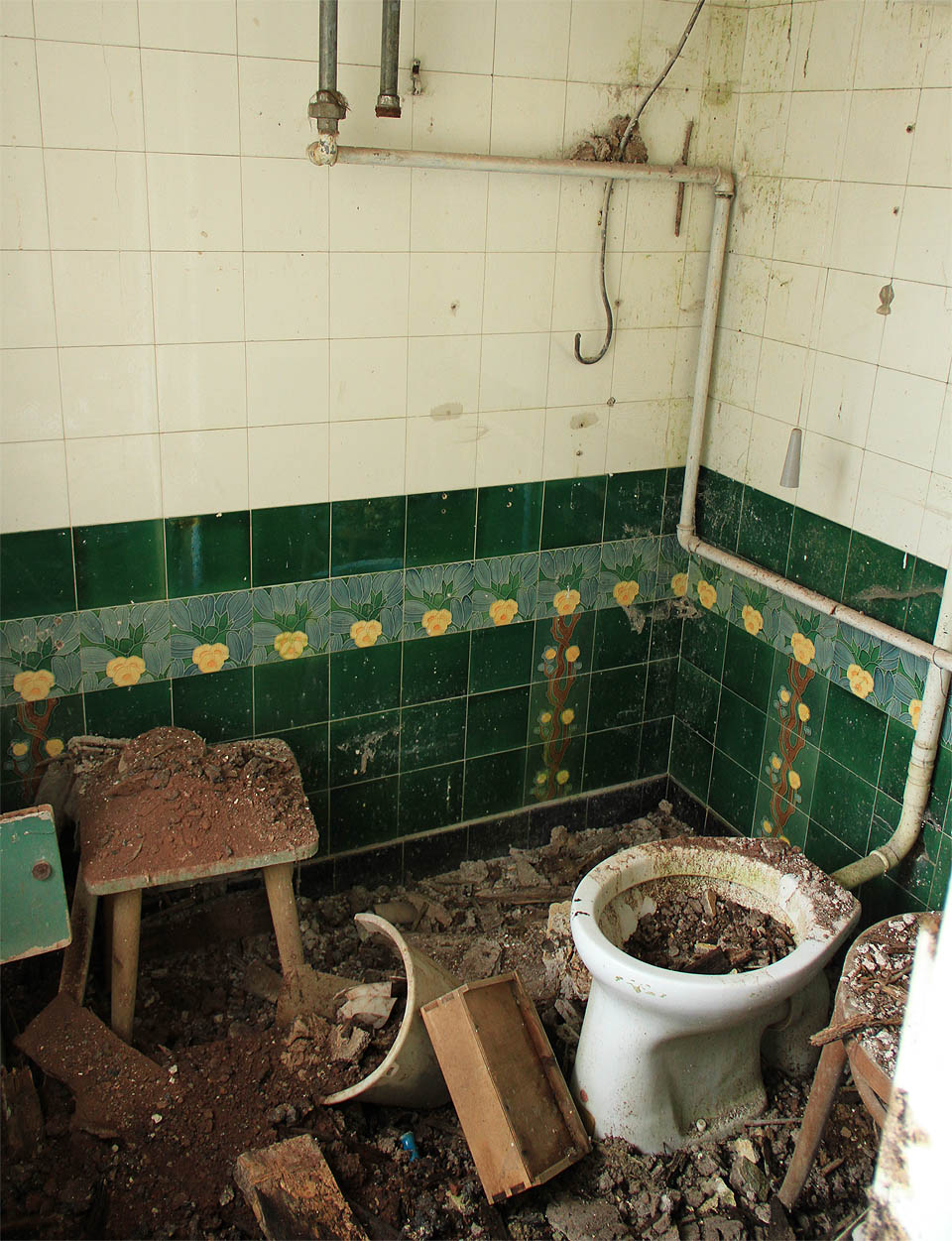 Štuky padají na toaletu i do ní.