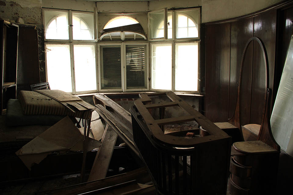 Bůh ví, kdo se pokoušel zachránit nábytek naskládáním do posledních místností, kam neteče.