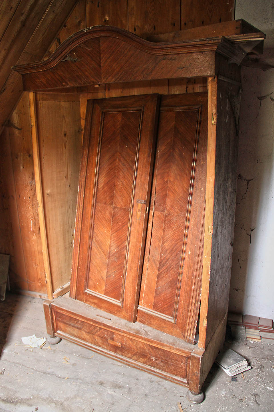 Narozdíl od opuštěných staveb ve velkých měst je osamocená Wolfova vila v dobrém stavu. Okna a dveře jsou vysazeny z rámů, ale většina výbavy není příliš poškozena.