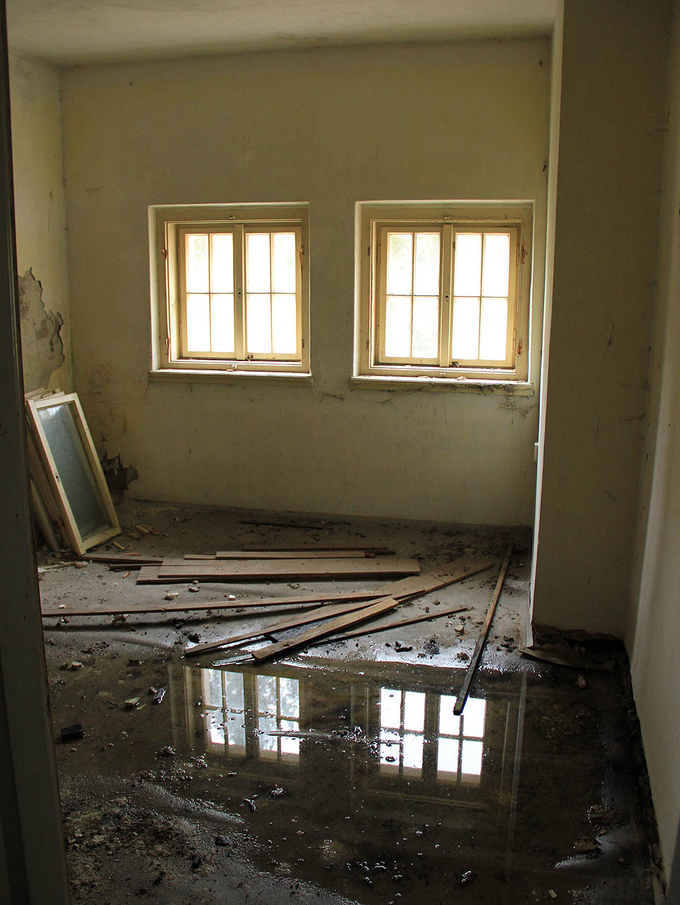 V místnostech, kde se ještě podlahy nepropadly, to nebude dlouho trvat.