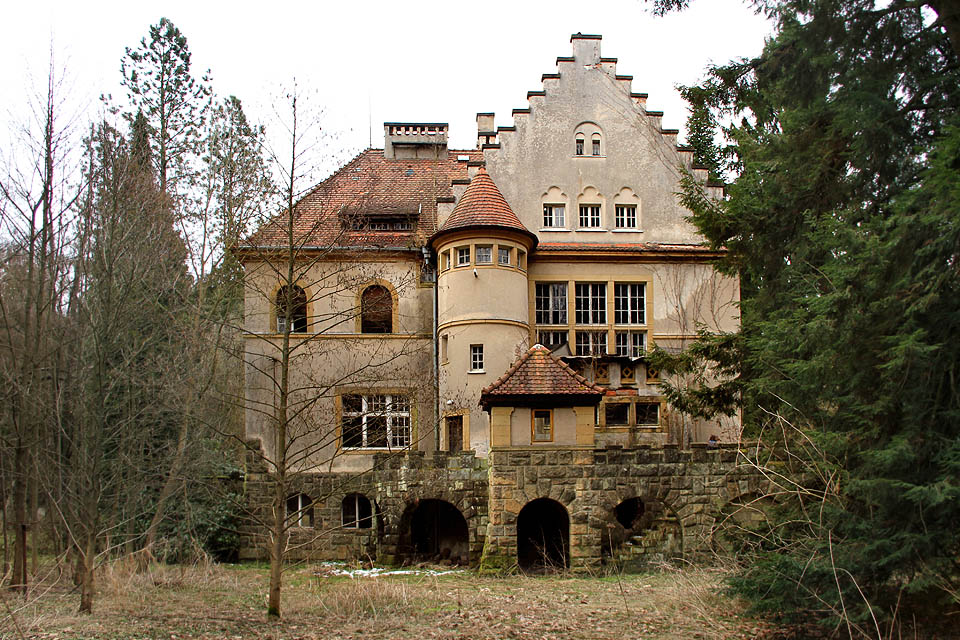 Při pohledu ze zahrady přeplácanost bezvýchodného stylu 10. let 20. století bije do očí. Teprve ve vlastním zániku nachází přeromantizovaná architektura tehdejší doby opravdovou krásu.