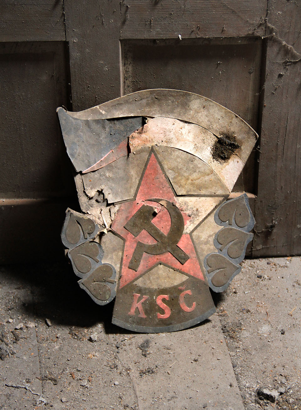 Pozůstatky z doby, kdy vila už nepatřila původnímu majiteli, ale ještě se nerozpadala.