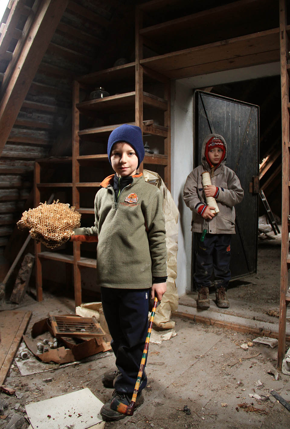 V nejvyšší části půdy lze narazit na opuštěné sirotky, jejichž rodiče zahynuli v hlubokých lesích a skalách v okolí.