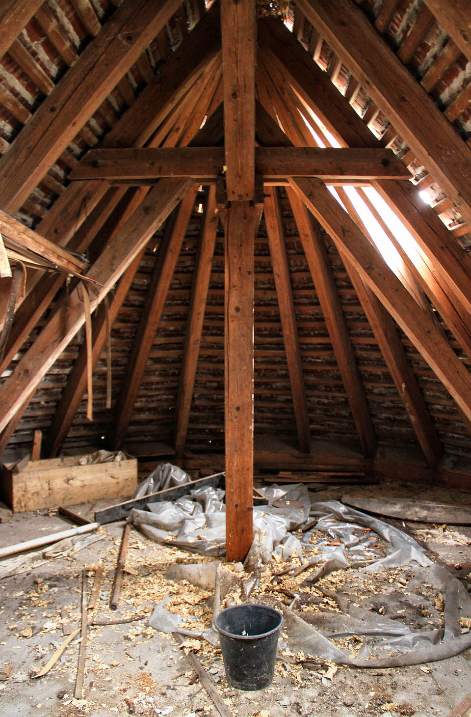 Krovy romantické věžičky by někomu mohly připomínat vnitřek týpí.