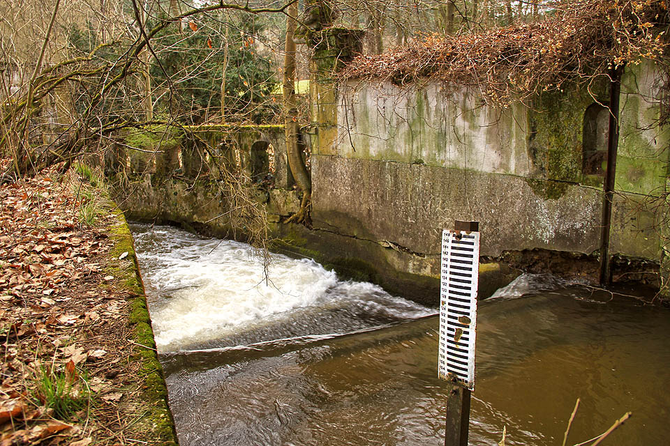 Vila je obehnána ze tří stran vodou řeky Jívky a průmyslovými zařízeními a objekty, které dodávají celému objektu na tajemnosti a nepřístupnosti.