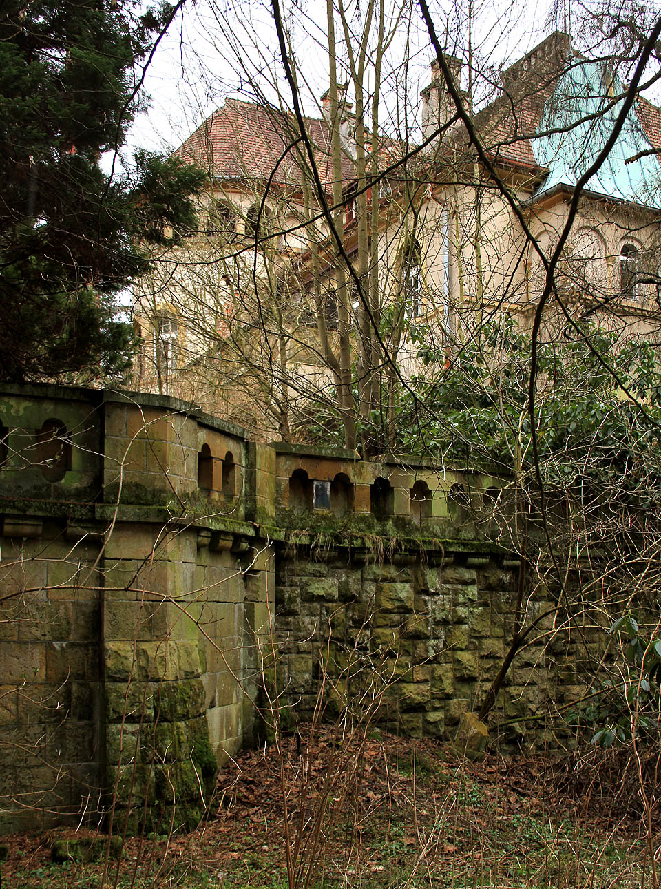 Po cestě naše mysl těká mezi středověkými tvrzemi, zahradou Uctivačů ginga, zámky na Loiře a tajemným hradem v Karpatech.