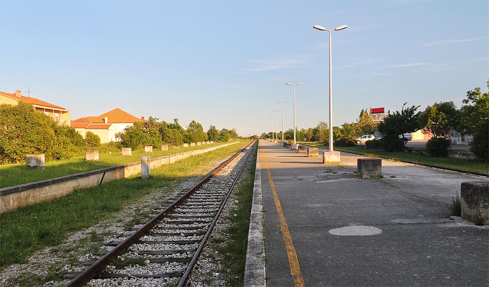 Přesto, že je Zadar pátým největším chorvatským městem, vypadá místní železniční stanice skoro jako vesnická zastávka. Osobní dopravě slouží jediné nekryté nástupiště se dvěmi kolejemi a bez jakékoliv výbavy. Od roku 2014 jsou vlaky nahrazeny autobusy.