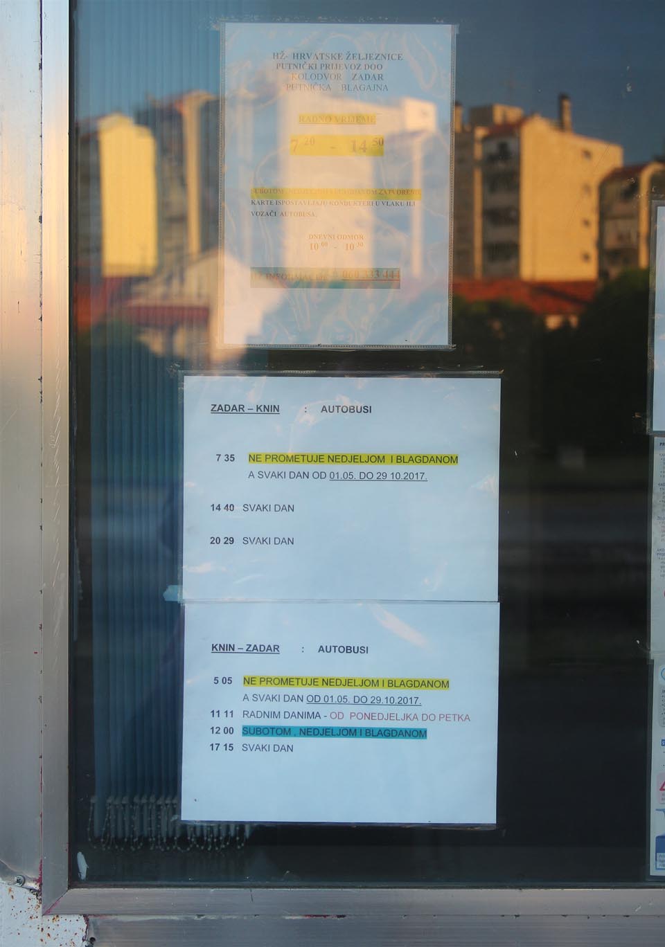 Od roku 2014 jsou (snad pouze dočasně) osobní vlaky nahrazeny autobusy. Ze Zadaru do Kninu jsou vedeny tři, z Kninu do zadaru čtyři (podle všednosti dní).