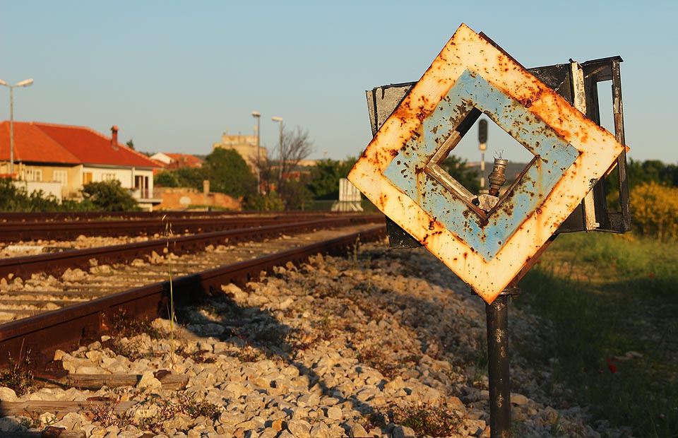 Již třetí rok zapadá slunce nad zpustlým zadarským nádražím zcela bez vlaků. Snad nebude přerušení dopravy trvat 5 let jako v období jugoslávské války, kdy byly koleje zaminovány.