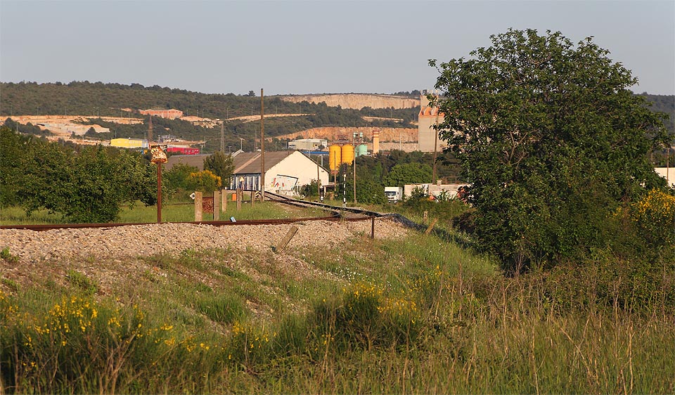 Jednokolejná neelektrifikovaná trať do Kninu prochází hned za stanicí Zadar okrajem přístavního areálu, kde z ní odbočuje rozvětvená síť vleček.
