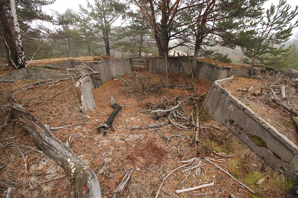 Nevysoké vyvýšeniny jsou občas dovybaveny kulometnými střelišti nebo tankovými pozicemi.