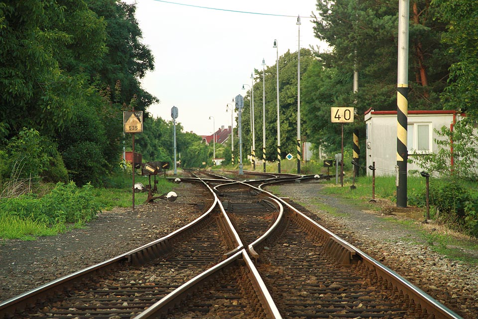 Přestože ze stanice Žalhostice vychází dvě koleje (trať 087 do <a href=/Tema/Lovosice%20z%C3%A1vod%20(%C5%BEzast)>Lovosic</a>) a spojka s tratí 072 do stanice <a href=/Tema/Velk%C3%A9%20%C5%BDernoseky%20(%C5%BEst)>Velké Žernoseky</a>), je západní zhlaví stanice jednokolejné - obě koleje se ale znovu oddělí ještě před přejezdem.