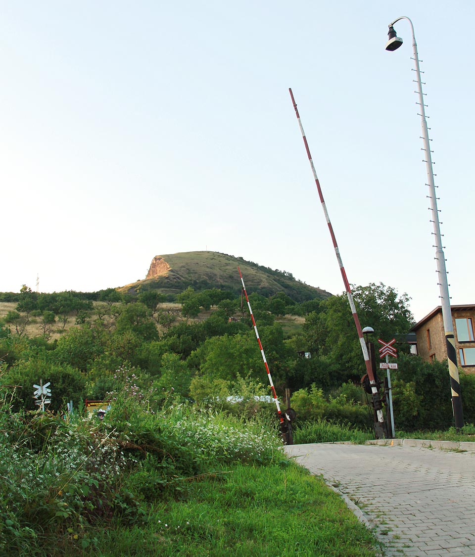 V roce 2015 chránily na západním zhlaví stanice Žalhostice motoristy i chodce směřující na Radobýl před projíždějícími vlaky stále ještě romantické dřevěné závory se zvonkem.