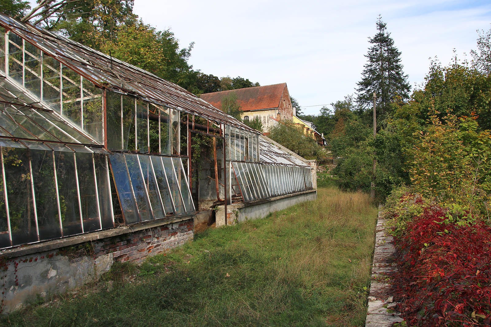 Nejvýše položený skleník je současně také nejvyšší. Na středovou vyšší část navzují dvě menší boční křídla.