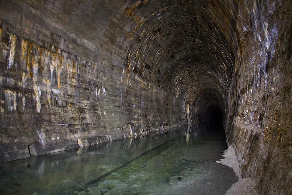Zatopený <a href=/Tema/Tunel%20pod%20Dielikom>tunel pod kopcem Dielik</a> je součástí nikdy nedokončené stavby tzv. <a href=/Tema/Gemersk%C3%A9%20spojky>Gemerských spojek</a> na jižním Slovensku.