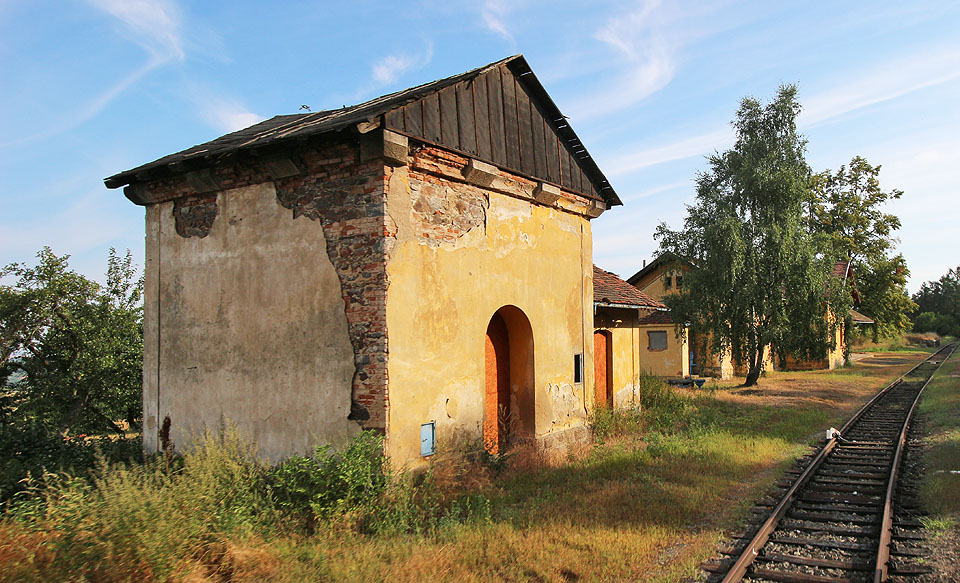 Budova stojící na jihozápadní straně stanice snad byla dříve vodojemem. Budova stojící na jihozápadní straně stanice snad byla dříve vodojemem.