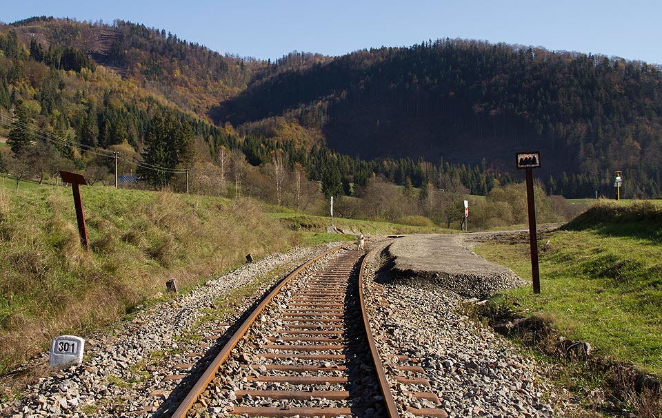 Železniční stanice Zbojská ve stejnojmenném horském sedle.