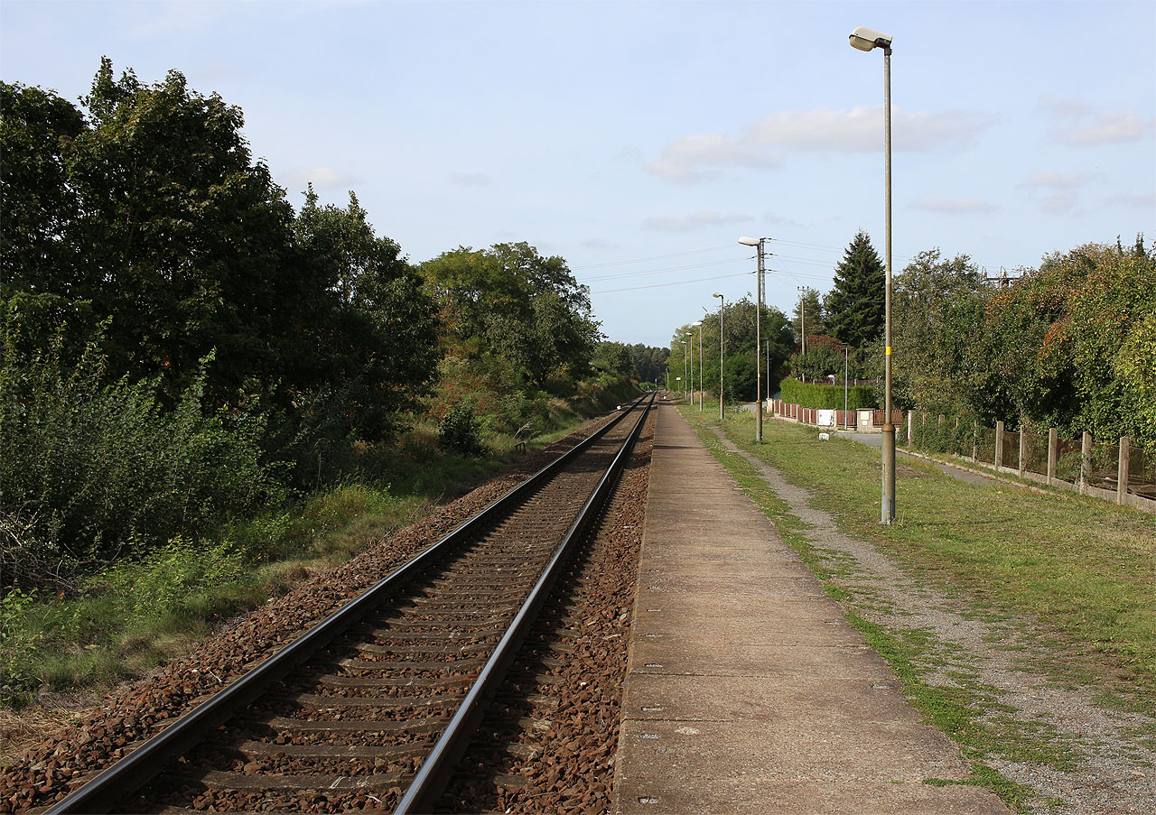 Pohled na nástupiště směrem k <a href="/Tema/Nýřany (žst)">Nýřanům</a>.