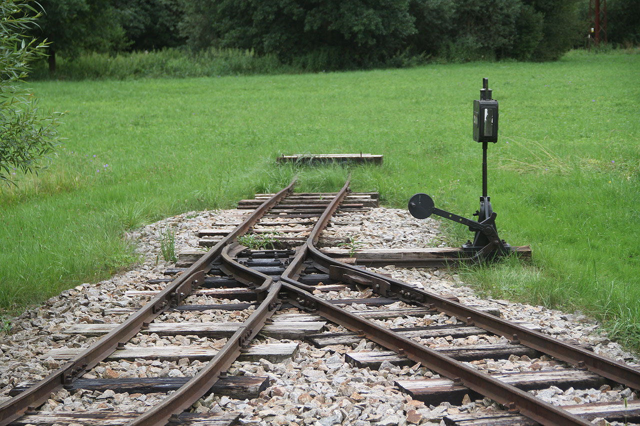 A to je konec Železnice plné páry. Na podzim, když opadá listí ze stromů, jsou odsud vidět vlaky na velké dráze na protějším břehu řeky.