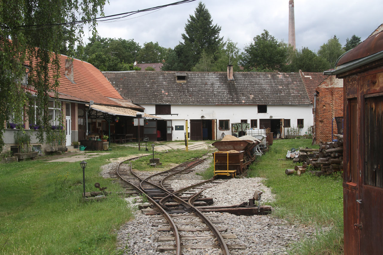 Ve dvoře se nachází trojice hlavních kolejí a několik odboček do bývalých chlévů, které slouží jako remízy pro lokomotivy a vozy. Spojení kolejí kdysi průmyslové a dnes zahradní železnice s historickým statkem je překvapivě velmi organické a vypadá to, jako by koleje vedly ze statku odjakživa.