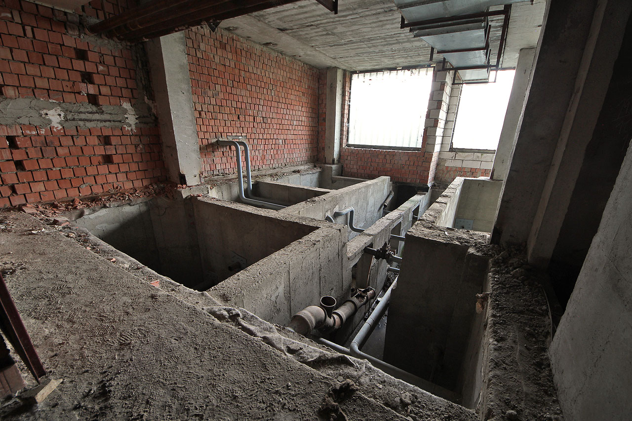 Těžko říct, co přesně se mělo nacházet v místnostech se zahloubenou podlahou v přízemí. Vzhledem k tomu, že kotelna je v jiné části budovy, sahají naše úvahy od čistírny pro předčištění odpadních vod, přes prosté boxy pro rozvody sítí až po speciální bazény pro léčebné terapie.