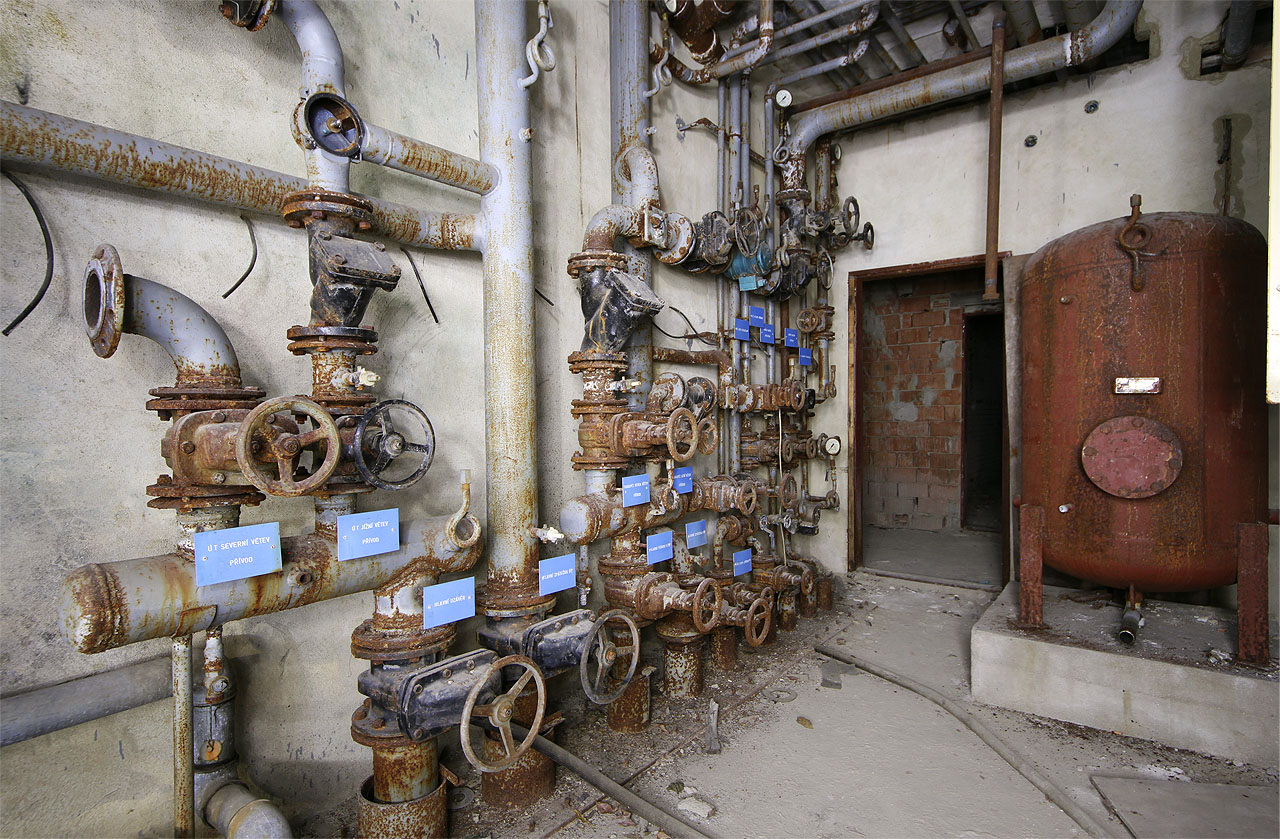 Také kotelna nebo snad výměníková stanice byla takřka kompletní. Dnes už chybí přinejmenším samotné kotle, pokud kdy byly vůbec instalovány.