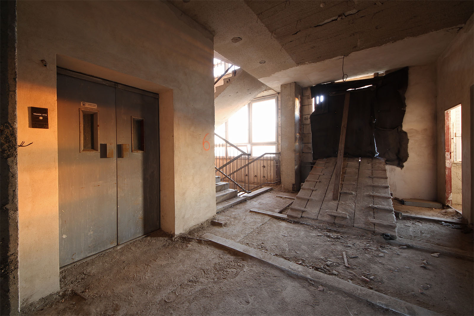 Je skoro nod roku 1992 se v jejím okolí změnilo takřka všechno. Zmizely staré budovy a navždy odjely temně zelené vagóny, nad všemi drahami v Brně se rozeběhly dráty a ta zákoutí města, která nezničili hladoví developeři se zacelila a zkrásněla. Město provrtaly nové široké přivaděče s tunely, úzké cyklostezky a k nebi se vypnuly mrakodrapy. Doprava, průmysl i školství se naprosto proměnily, přibyly tisíce nových lidí. Ale tady se za celou tu dobu nestalo vůbec nic.