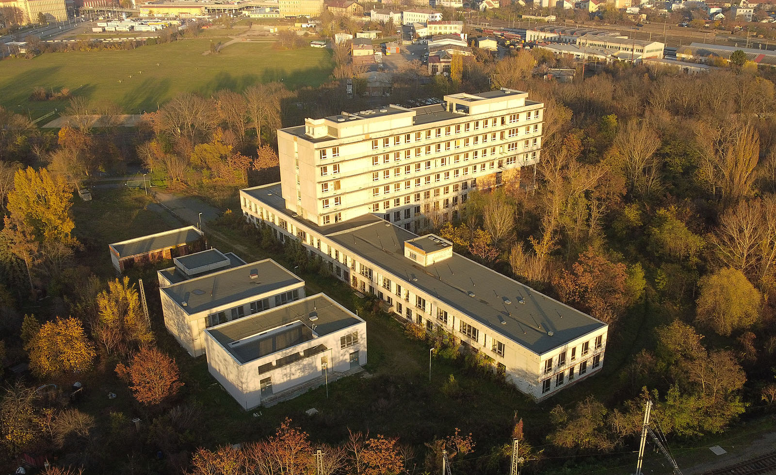 Na fotce je vidět, že návrh budovy se drží přísně pravoúhlého jazyka bez jediné šikmé nebo zaoblené části. Je tak v ostrém kontrastu s mnohdy obludnými experimenty bezprostředně navazující éry 90. let 20. století ve stavebnictví.