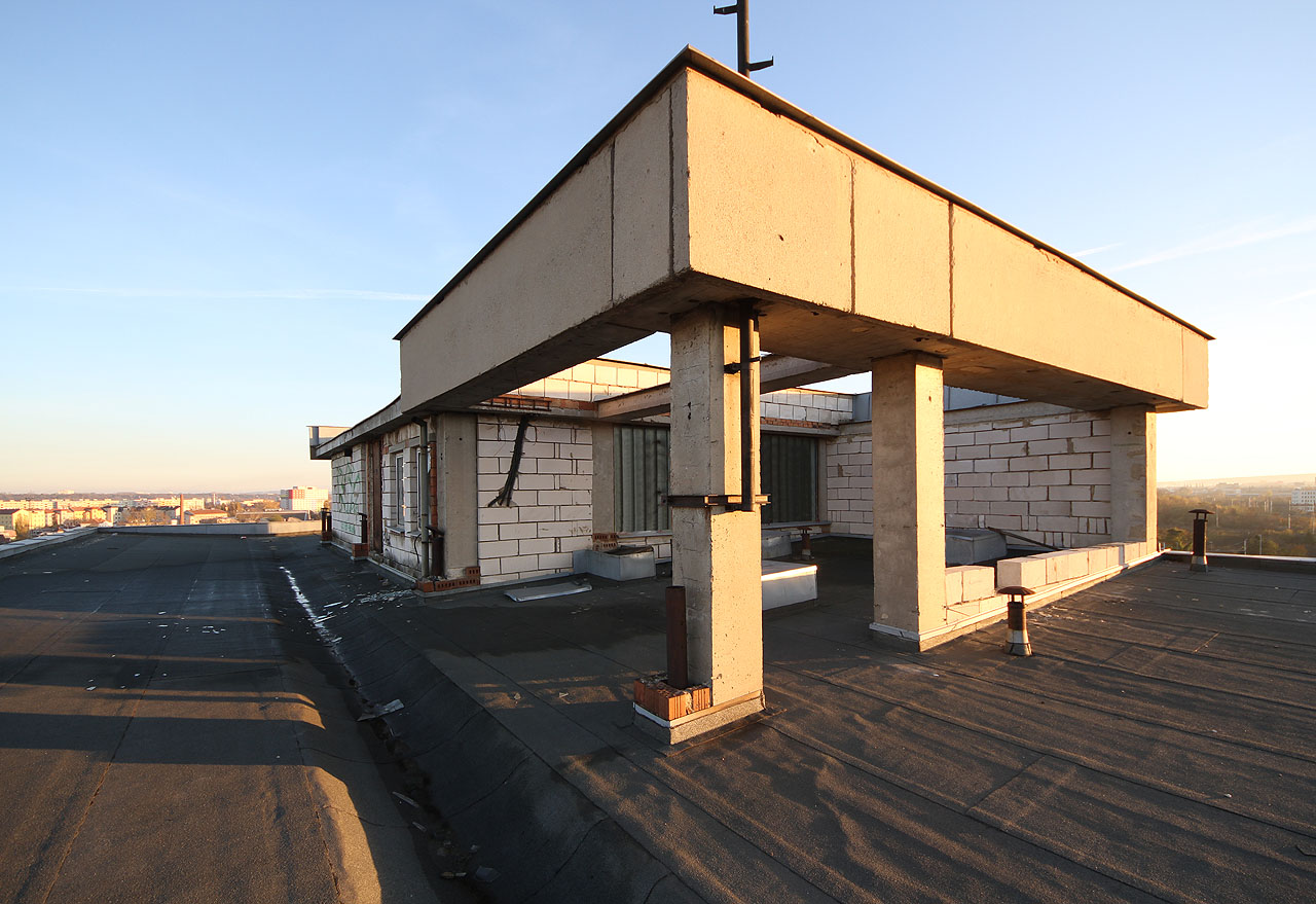 Nástavba na střeše doplňuje strojovnu vzduchotechniky a obou skupin výtahů do víceméně pravidelné konfigurace, samozřejmě zcela pravoúhlé.