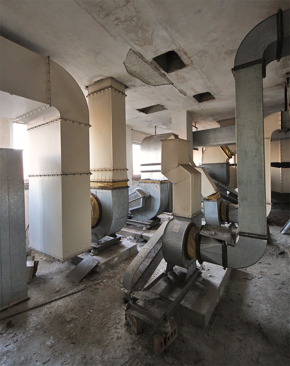 Strojovna vzduchotechniky na střeše je nejvybavenější místností v celém areálu.