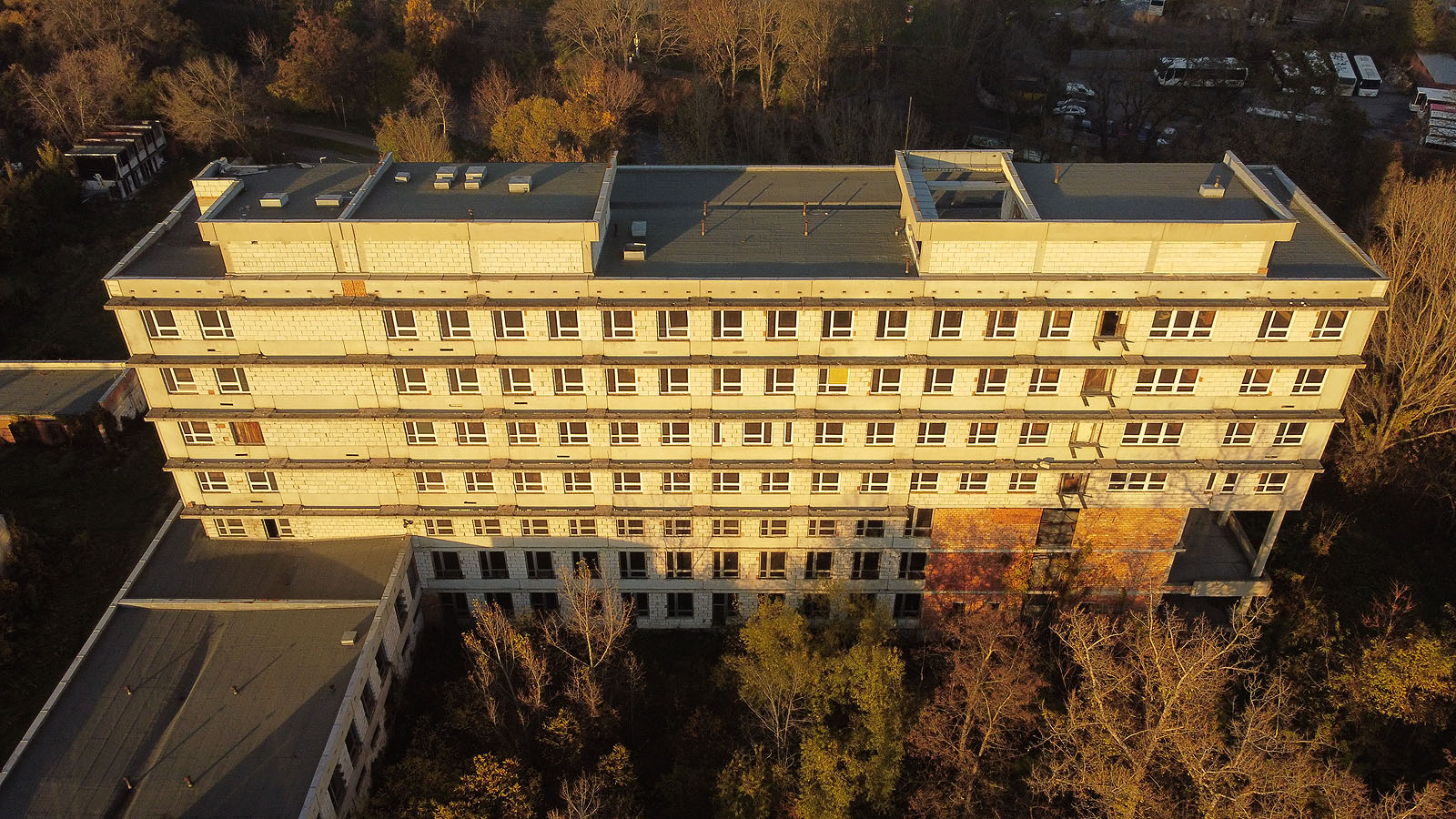 V pravém dolním rohu budovy je vidět velkolepě pojatý portikus včetně terasy na úrovni prvního patra. Předpokládáme, že spodem měly vcházet pacienti a snad i vjíždět sanitky, terasa pak měla sloužit pro vycházky a odpočinek.