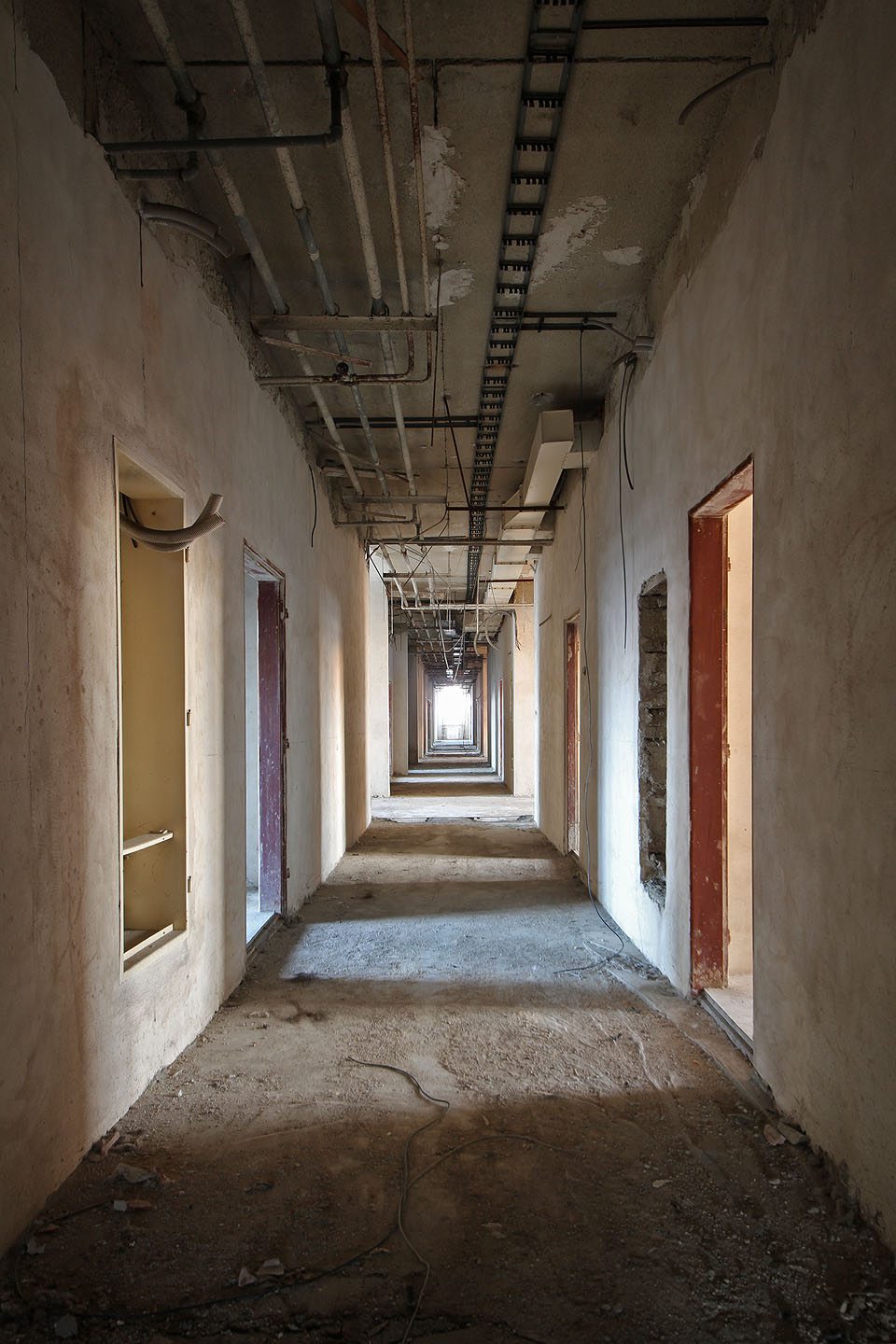 Poliklinika byla opuštěna ve vysokém stupni dokončenosti. Centrální chodby procházející středem obou křídel budovy byly osazené veřejemi, omítnuté a vybavené většinou potřebných sítí od elektřiny a telefonu přes rozvod vody, tepla a medicinálních plynů.