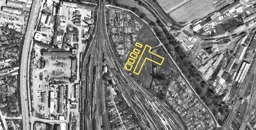 Na fotce z roku 1990 lze zachytit změny, které by mohly odpovídat prvním nesmělým pokusům o zahájení rozsáhlé stavby, doslova na zelené louce.