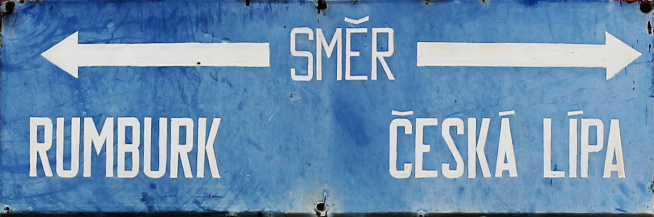 Cedule se směry na nádraží ve <a href="/Tema/Svor (žst)">Svoru</a> uvádí koncové stanice severní části dráhy, <a href="/Tema/Rumburk (žst)">Rumburk</a> a <a href="/Tema/Česká Lípa hlavní nádraží (žst)">Českou Lípu</a>.