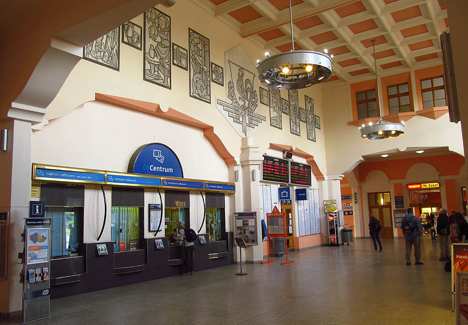 Českotřebovský uzel prodělal od roku 1845 neskutečně dynamický rozvoj. Z městečka v polích se stalo průmyslové a dopravní centrum a stanice byla přestavována prakticky nepřetržitě. Současná kubistická staniční budova pochází proto až z roku 1924.