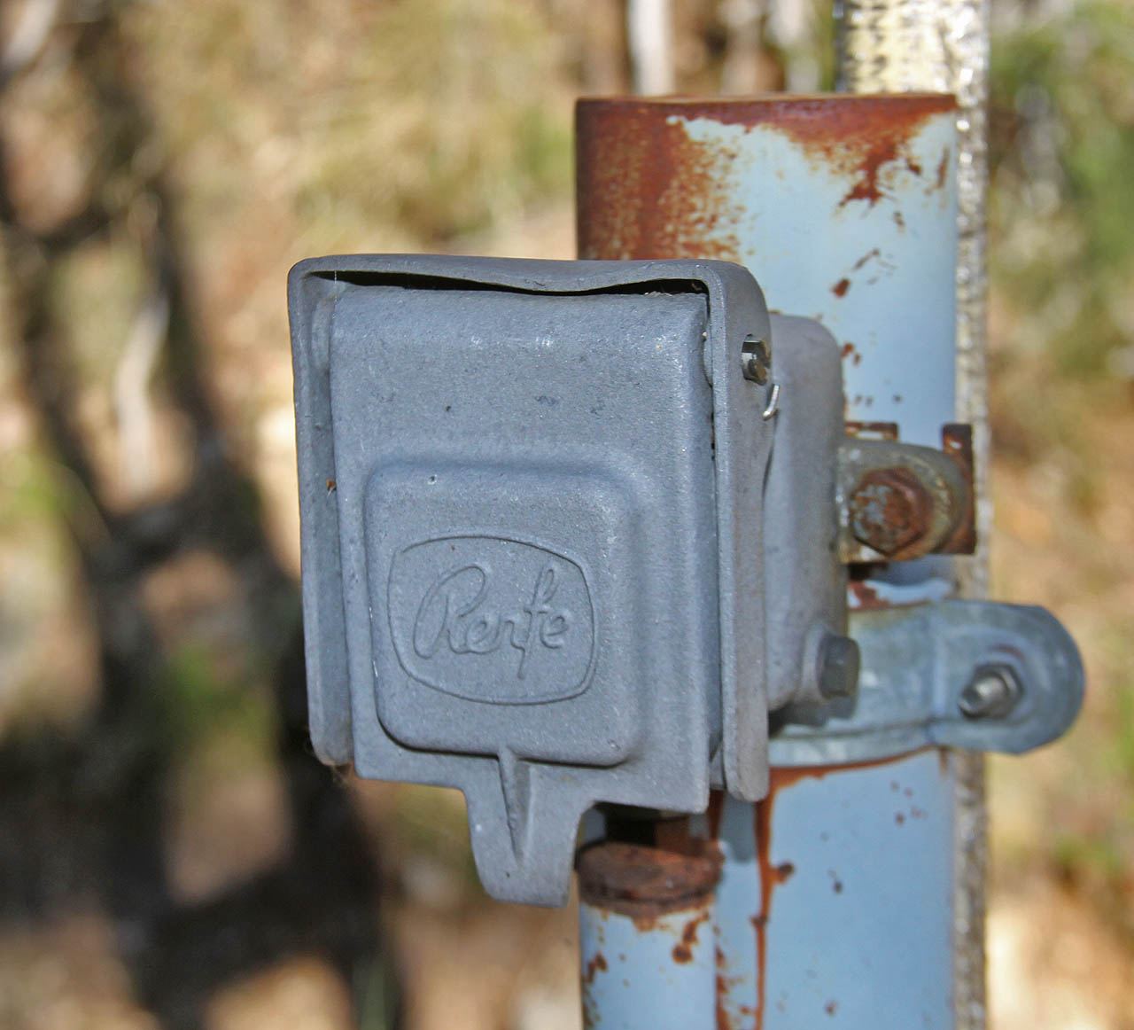 Dráha není pokryta signálem pro palubní vysílačky. Spojení v nutných případech lze zajistit z pravidelně po několika kilometrech rozmístěných zástrček pro připojení telefonu se stylovým logem Renfe (v roce 2021 ovšem správu infrastruktury již nezajišťuje dopravce Renfe ale společnost Adif).