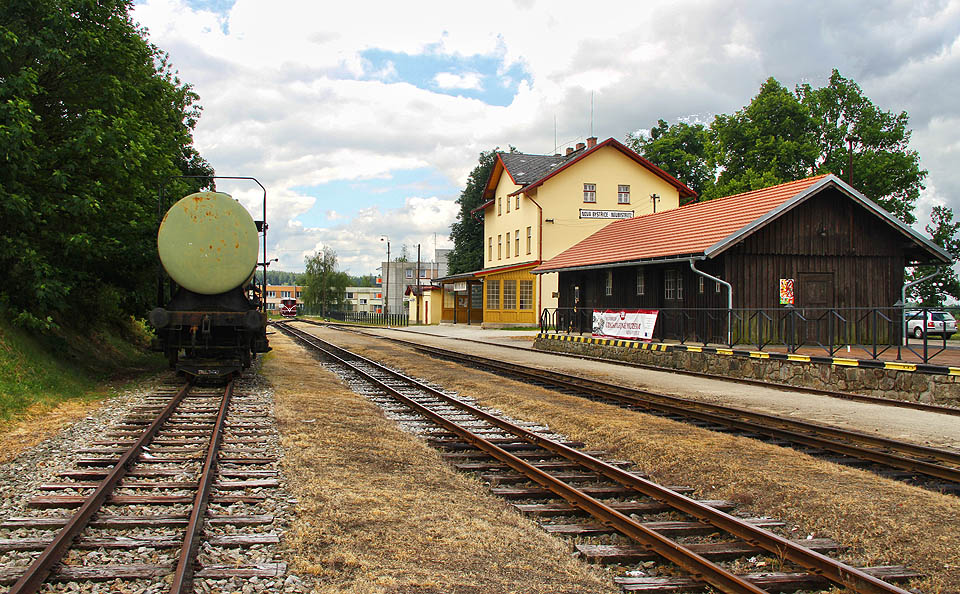 Železniční stanice <a href="/Tema/Nová Bystřice (žst)">Nová Bystřice</a> je od roku 1897 nejjižnější a konečnou stanicí trati. Pokračování do 17 km vzdáleného rakouského <a href="/Tema/Heidenreichstein (žst)">Heidenreichsteinu</a>, odkud pokračuje dráha stejného rozchodu do Gmündu zpátky na české hranici, nebylo dosud postaveno.