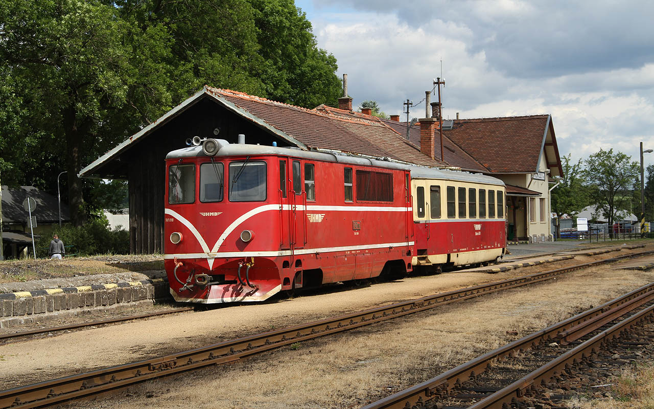 Železniční stanice <a href="/Tema/Kamenice nad Lipou (žst)">Kamenice nad Lipou</a> leží zhruba uprostřed trati a je také prostřední ze sedmi stanic. Zejména železniční spojení <a href="/Tema/Kamenice nad Lipou">města Kamenice nad Lipou</a> se zbytkem světa bylo důvodem k vybudování dráhy.