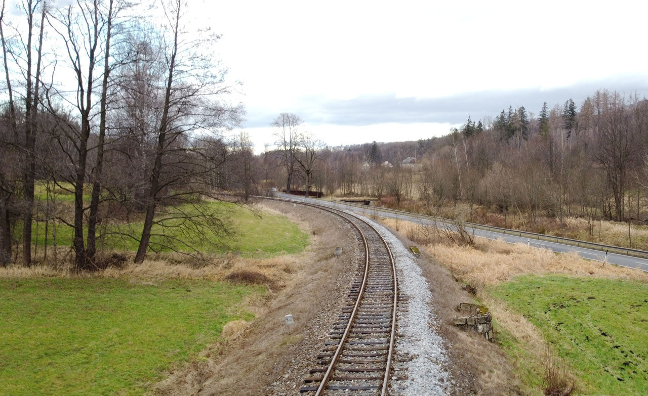 Pohled na železniční trať Mikulovice – Zlaté Hory směrem od <a href="/Tema/Ondřejovice zastávka (žzast)">Ondřejovic zastávky</a> k <a href="/Tema/Ondřejovice (žzast)">Ondřejovicícm</a>. Na kamenném podstavci vpravo od koleje zřejmě dřív stávalo vjezdové návěstidlo <a href="/Tema/Ondřejovice (žst)">stanice Ondřejovice</a>.