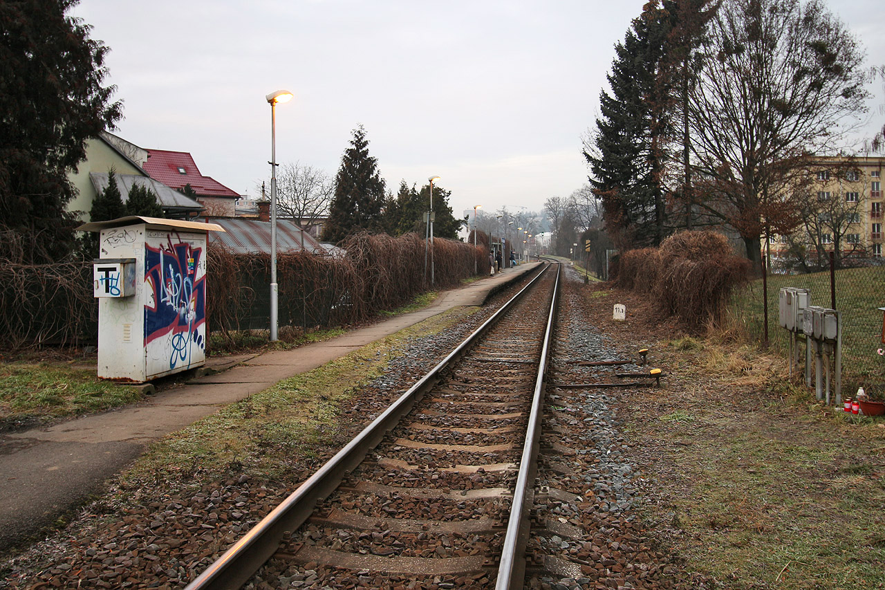 Trať vede převážně zastavěným územím Zlína a na něj navázaných obcí (na snímku úsek u zastávky <a href="/Tema/Zlín-Dlouhá (žzast)">Zlín-Dlouhá</a>).
