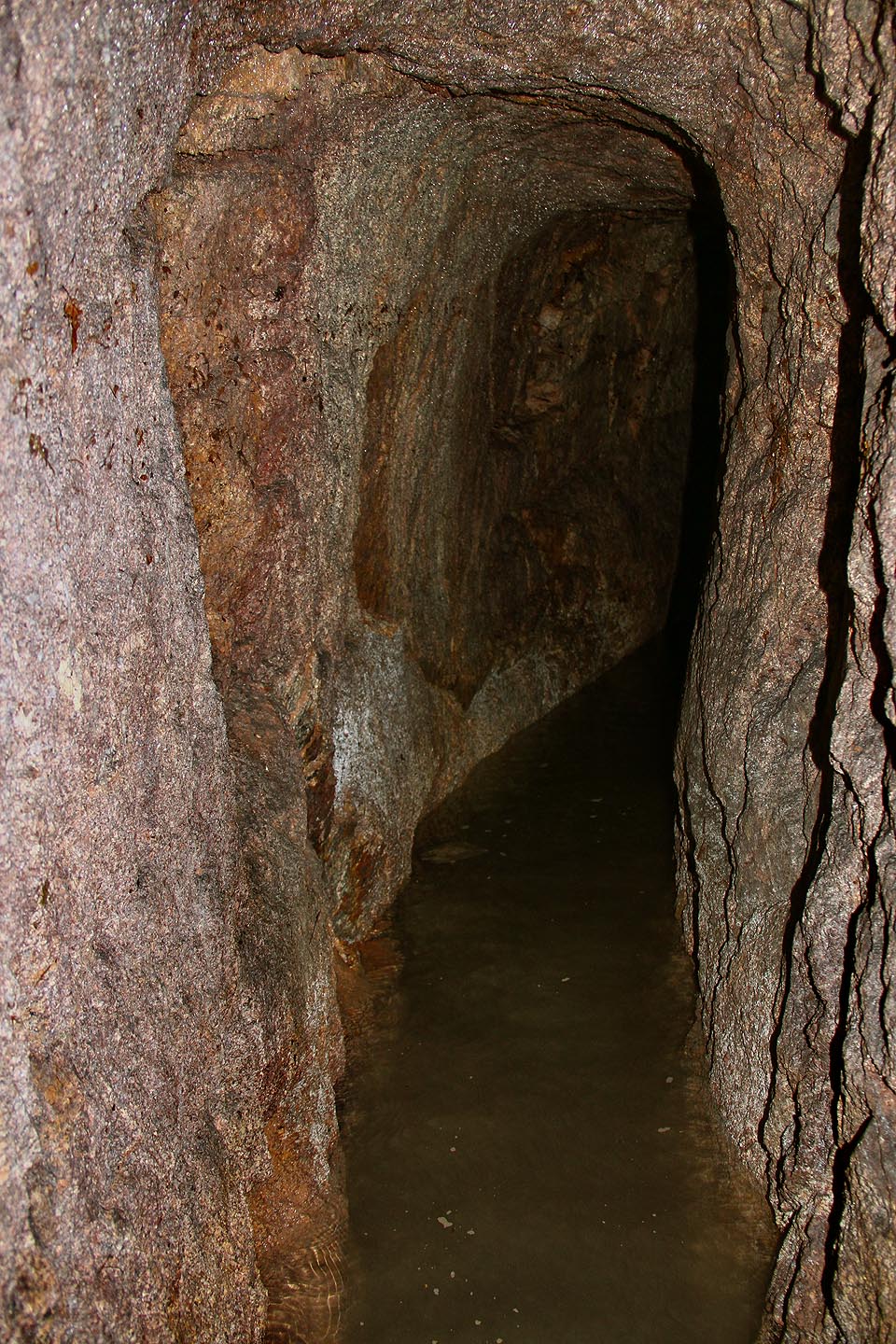 Štola má přibližně obdélníkový profil se zaoblenými rohy, mírně skloněný ve směru vytěžené rudné žíly.