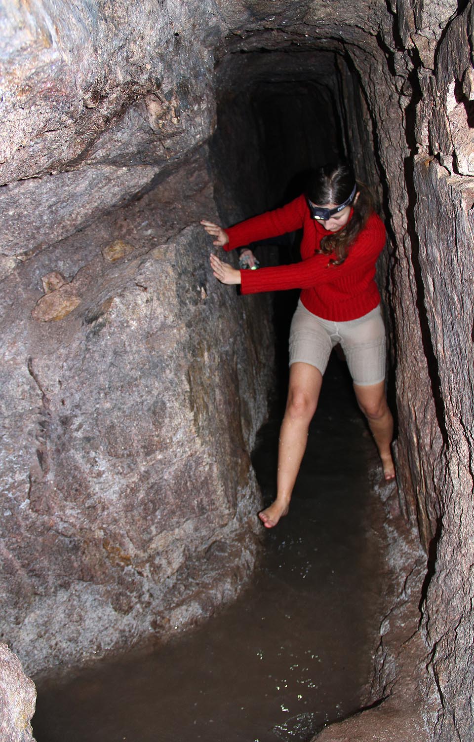 V nejhlubším místě má v zimě voda hloubku skoro metr, lze ji ale snadno překonat.