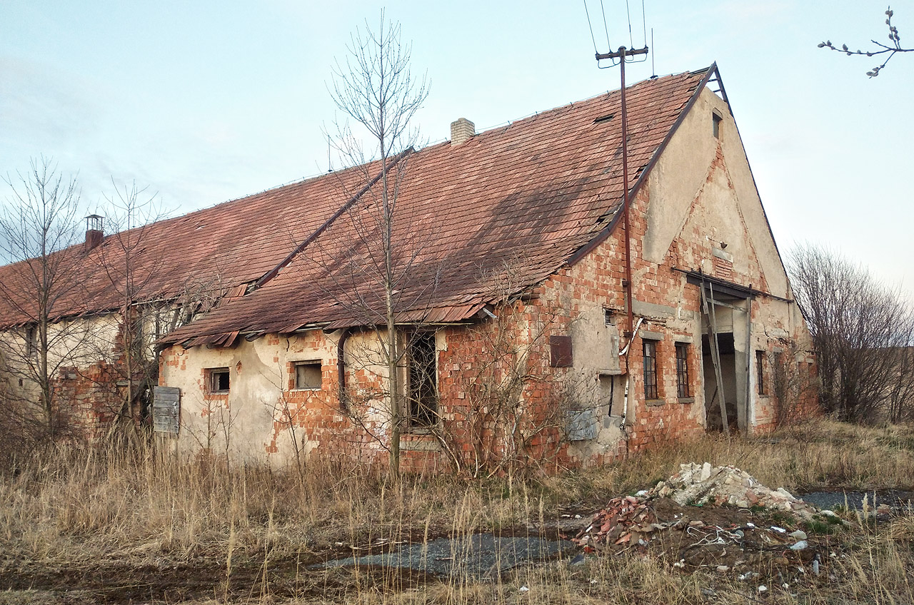 Ačkoliv vypadá výrazně starší, pochází budova kravína až z poloviny 60. let 20. století.