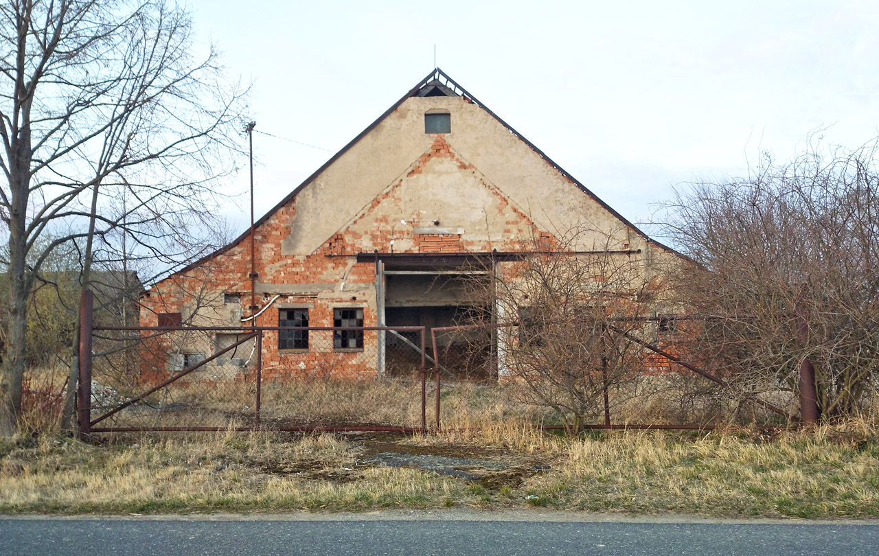 Po padesáti letech se zemědělská situace v Šebestěnicích vrací do stavu před kolektivizací. Společně vybudované stavby chátrají a lidé hospodaří na svých pozemcích samostatně.