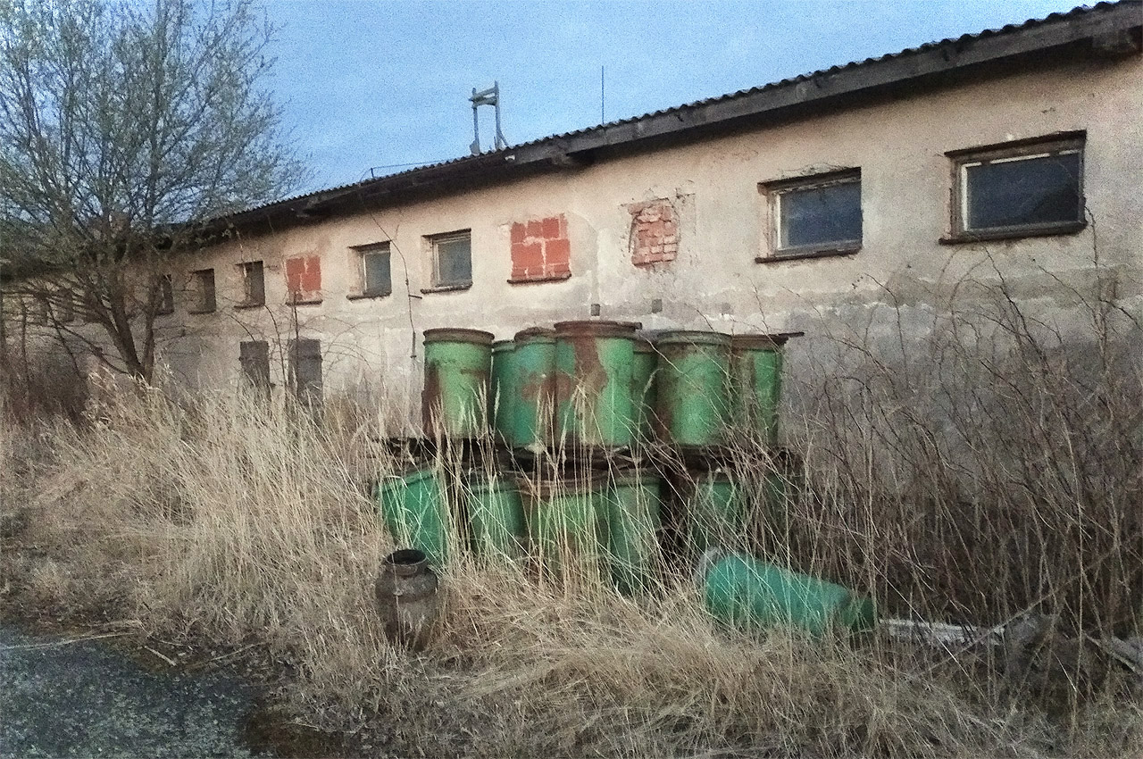 Barely s neznámým obahem. Možná krmiva, možná honijva či pesticidů.