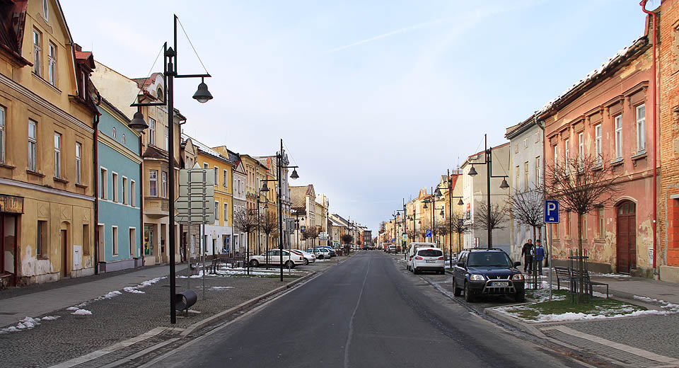 Pýchou města Zlaté Hory je jeho náměstí Svobody. Neobvyklý protáhlý útvar, připomínající spíše širokou ulici, je ozdoben desítkami cenných staveb, řadou dokonce z barokního období.