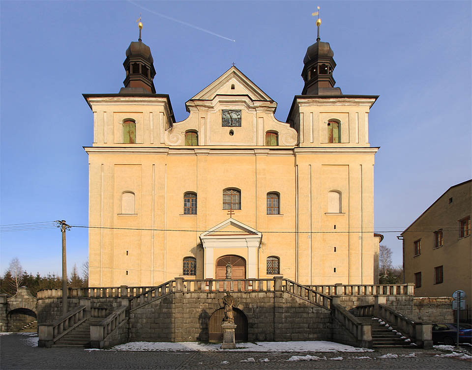 Neobvykle široký, trojlodní kostel Nanebevzetí Panny Marie má základy z poloviny 13. století a původně šlo o gotický chrám.